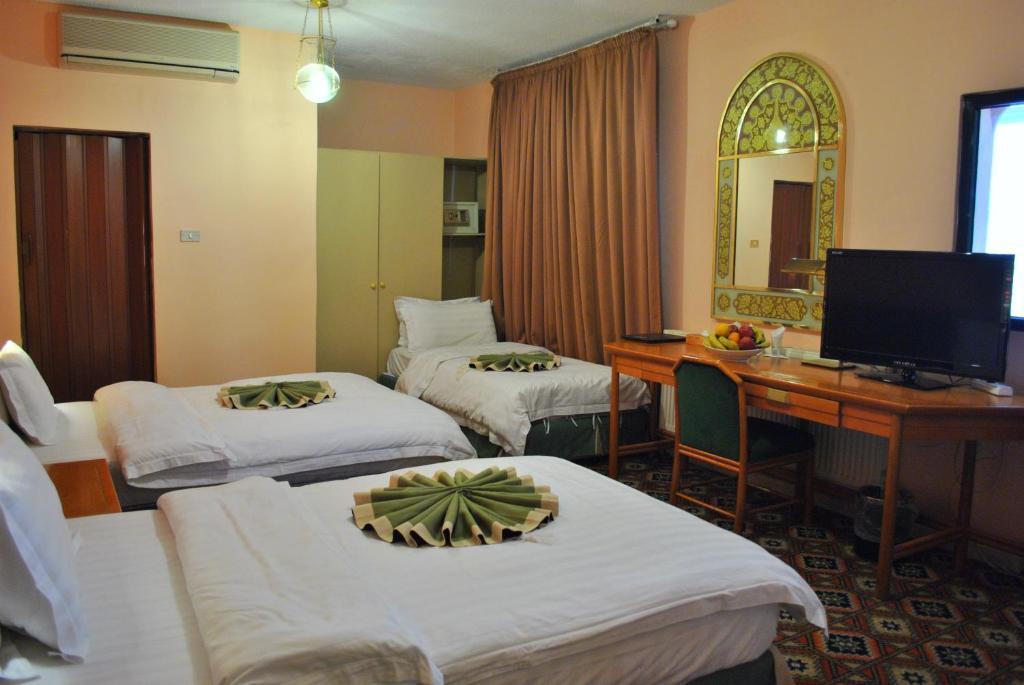 Candles Hotel Вади Муса Экстерьер фото